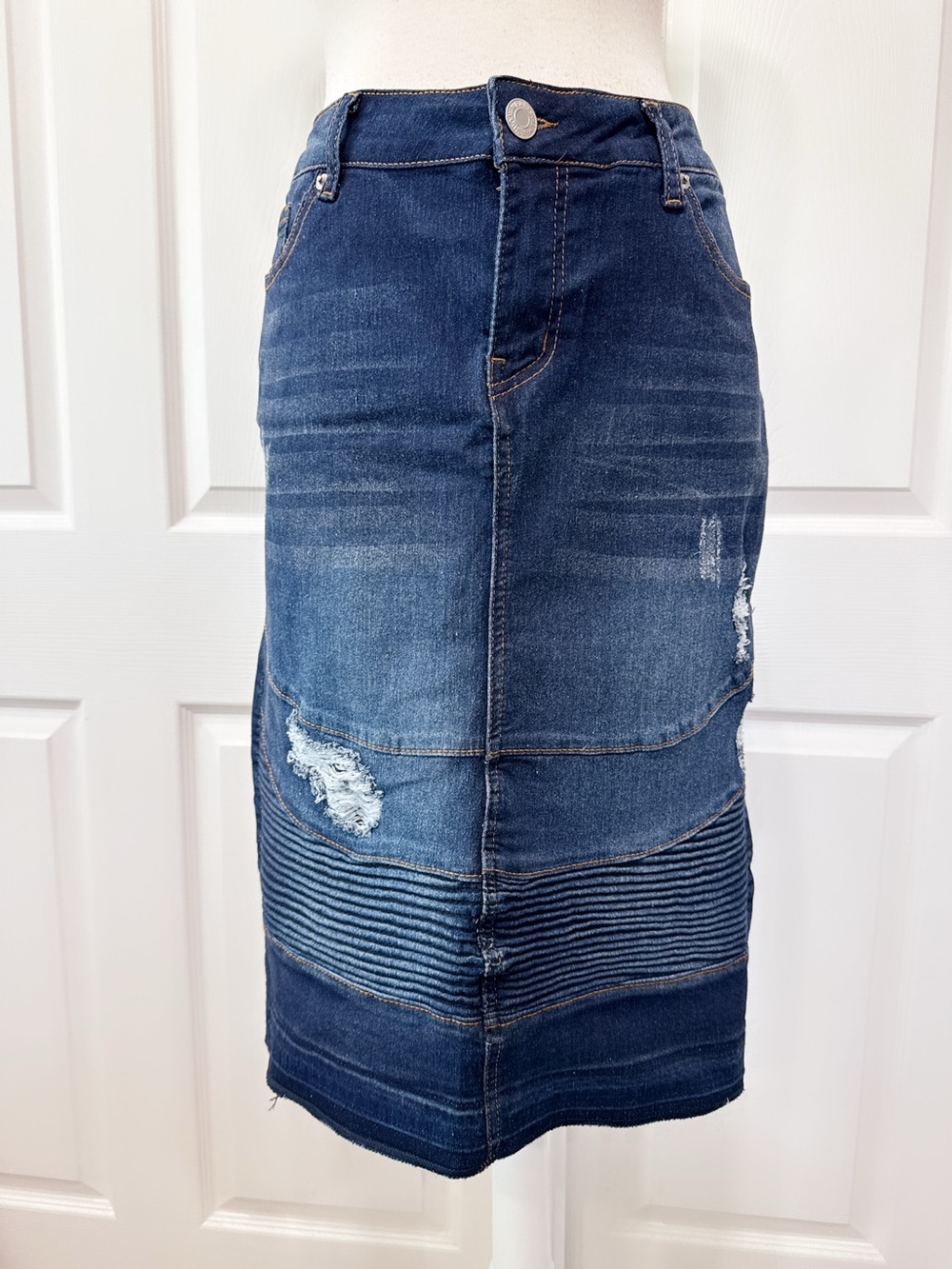 Denim Midi Skirt in Dark Blue - Classic Casual Style